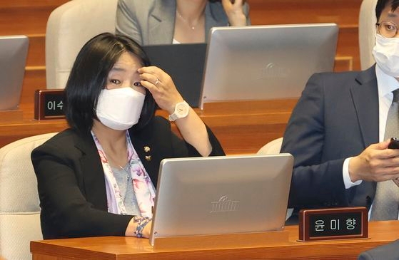与党「共に民主党」の尹美香（ユン・ミヒャン）議員が６月２９日、国会本会議で野党「未来統合党」の議員が参加しない中で開かれた常任委員長選挙に出席している。イム・ヒョンドン記者