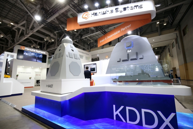 ２０１９年１０月に釜山ＢＥＸＣＯで開催された「国際海洋防衛産業展（ＭＡＤＥＸ２０１９）」でハンファシステムが展示した「ＫＤＤＸ統合マスト（ＩＭＡＳＴ）（ハンファシステム提供）