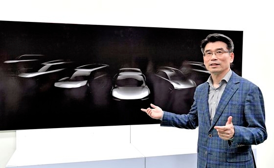 起亜自動車の宋虎声社長が１５日に華城工場で未来電気自動車戦略を明らかにしている。［写真　起亜自動車］