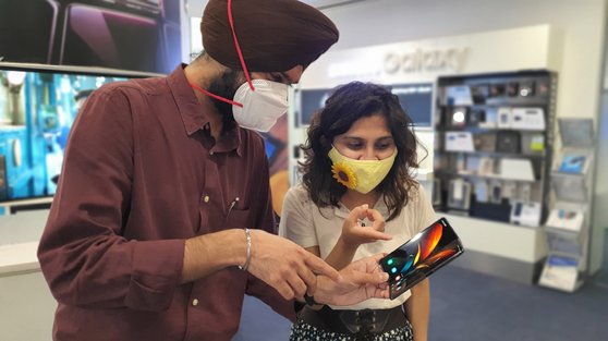 インド・グルグラムに位置したサムスンＢ２Ｂ体験館で現地消費者が「Ｇａｌａｘｙ　Ｚ　Ｆｏｌｄ２」を体験している。［写真　サムスン電子］