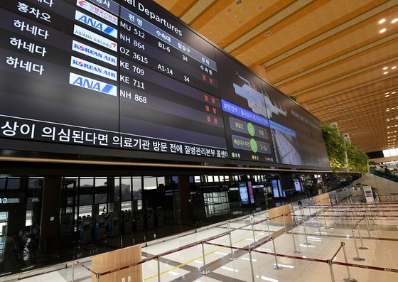 今月３月、韓国と日本が９０日ノービザ入国を中断後、ソウル金浦（キンポ）空港国際線ターミナルの運航情報掲示板に日本行き航空機欠航の案内が表示されている。キム・ソンニョン記者