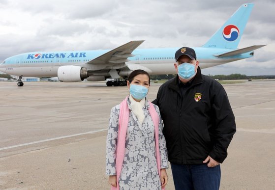 米メリーランド州のラリー・ホーガン知事（右）が妻のユミ・ホーガン夫人とともに空港で韓国診断キットを迎えている。［写真　ラリー・ホーガン州知事ツイッターキャプチャー］