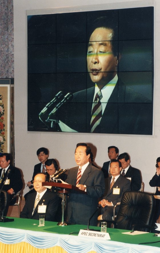 韓国の金泳三大統領が１９９５年、ソウルのホテル新羅で開かれたアジア太平洋地域情報・通信産業長官会議の開幕式に出席して、歓迎の挨拶を述べている。［中央フォト］