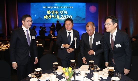 １月にソウルの大韓商工会議所で開かれた政府新年合同賀詞交歓会に財界関係者が参加した。右から李在鎔サムスン電子副会長、鄭義宣現代自動車首席副会長、崔泰源ＳＫ会長、具光謨ＬＧ代表。［中央フォト］