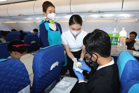 １０日、韓国の航空会社で初めてエアプサンの目的地のない飛行体験プログラムに参加した慶北浦項市の威徳大学航空観光学科の学生８０人余りが運行中のエア釜山の航空機内で実習体験をしている。ソン・ボングン記者