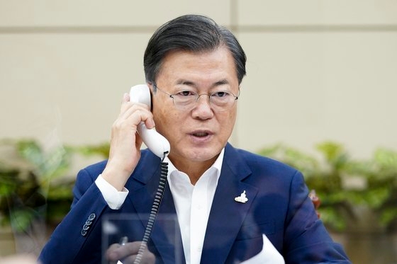 文在寅大統領が２４日、青瓦台で日本の菅義偉首相と電話会談をしている。［写真　青瓦台］
