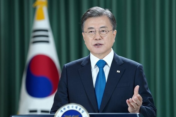 韓国の文在寅大統領が２２日午後、青瓦台で第７５次国連総会一般討論演説を映像で伝えている。［写真　青瓦台］