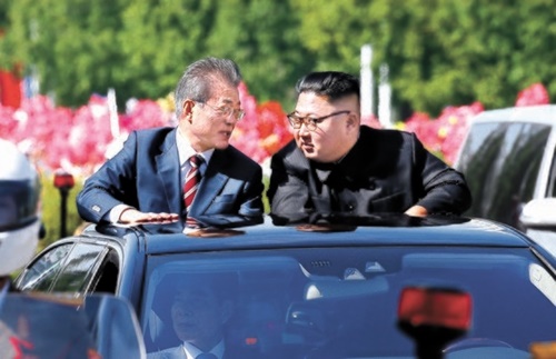 文在寅大統領と金正恩北朝鮮国務委員長が昨年９月、オープンカーに乗って平壌順安空港で百花園招待所までカーパレードをしている。最近、文大統領を狙った北朝鮮の韓国への誹謗が強まり、南北首脳の間にどのような内部事情があったのか注目が集まっている。［中央フォト］