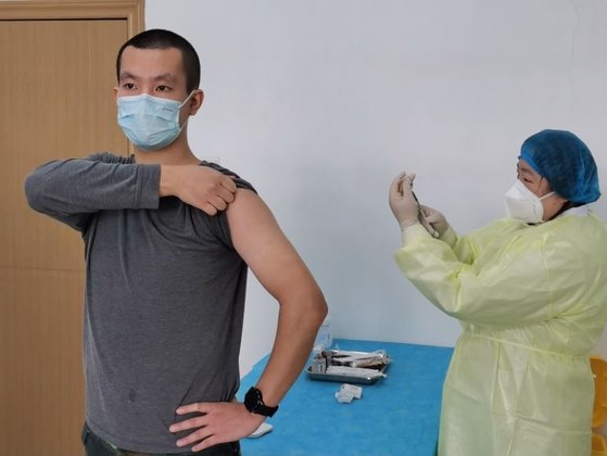 中国ワクチン接種者 翌日３７ ５度に筋肉痛 ａｉｄｓ注意も ２ Joongang Ilbo 中央日報