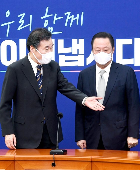 大韓商工会議所の朴容晩会長が２２日にソウルの国会党代表室に「共に民主党」の李洛淵代表（左）を訪ね規制緩和などを要請した。オ・ジョンテク記者