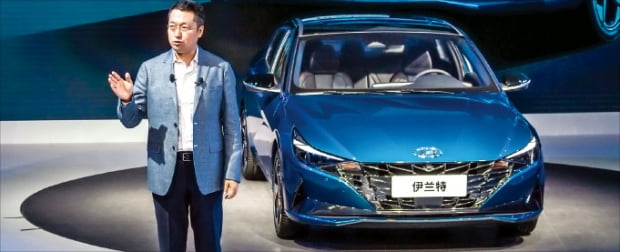 現代自動車の中国合弁会社、北京現代の販売副本部長が２６日、中国北京モーターショーで初めて公開した中国向け新型アバンテについて説明している。　現代車提供
