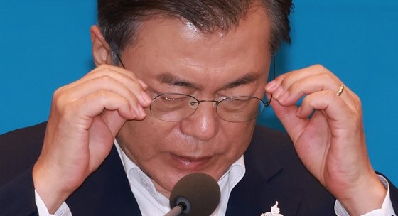 文在寅大統領が２８日に青瓦台で開かれた首席・補佐官会議に参加している。［写真　青瓦台写真記者団］