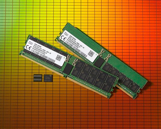 ＳＫハイニックスが６日、世界で初めて販売したと明らかにした第２世代１０ナノ（１ｙ）級ＤＤＲ５　ＤＲＡＭ。［写真　ＳＫハイニックス］