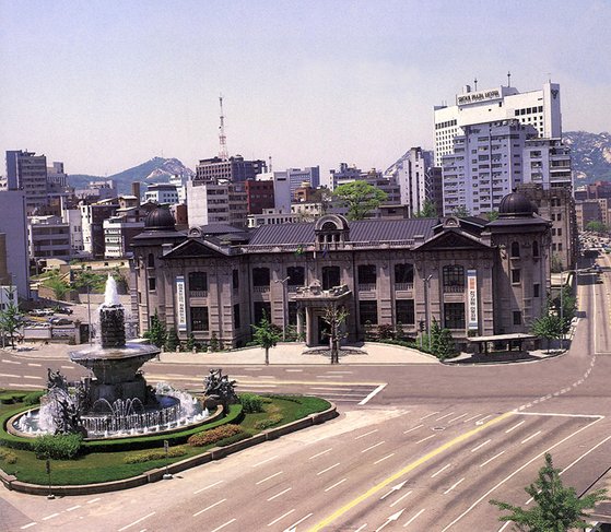 ソウル中区南大門路（チュング・ナムデムンロ）３９に位置したソウル韓国銀行本館建物（史跡第２８０号）。現在、貨幣博物館として使われている。建物は１９０７年に着工して１９０９年の定礎後、１９１２年に朝鮮銀行本店として竣工し、光復（解放）後１９５０年に韓国銀行本館になった。［写真　韓国文化財庁］