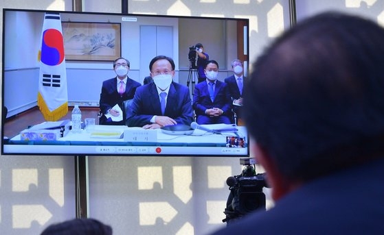 李秀赫駐米韓国大使が１２日、国会で開かれた外交統一委員会の国政監査で議員の質問に答えている。［中央フォト］