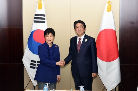２０１６年９月７日、韓国の朴槿恵（パク・クネ）前大統領（左）がラオス・ビエンチャン国際コンベンションセンターで、安倍晋三首相（右）との首脳会談に先立ち挨拶をしている。［写真　青瓦台写真記者団］