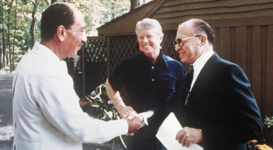 １９７８年、米キャンプデービッド別荘で平和交渉をしたエジプトのサダト大統領、米国のカーター大統領、イスラエルのベギン首相（左から）。［中央フォト］