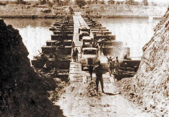 １９７３年の十月戦争でイスラエルを奇襲したエジプト軍が橋を渡って進撃している。［中央フォト］