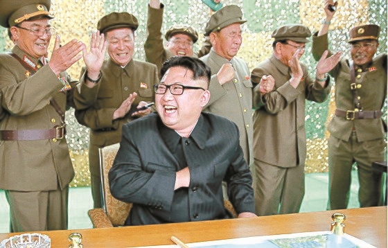 北朝鮮の金正恩（キム・ジョンウン）労働党委員長（真ん中）が２０１６年６月、火星１０（ムスダンミサイル）試験発射の成功を喜んでいる。一番左で拍手しているのが金洛兼（キム・ラクギョム）元戦略軍司令官。［中央フォト］