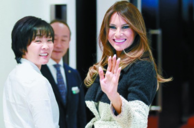 ２０１７年１１月にトランプ大統領就任後初の日本訪問に同行したメラニア夫人。東京・銀座の宝飾店ミキモトでショッピングをする途中で取材陣に手を振っている。［中央フォト］