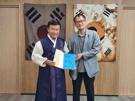 光復会の金元雄（キム・ウォンウン）会長（左）