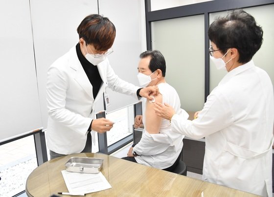 韓国の丁世均（チョン・セギュン）首相が２１日午後、世宗市燕東面（セジョンシ・ヨンドンミョン）保健支所を訪れてインフルエンザ予防接種を受けている。［写真　国務総理室］
