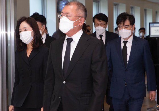 現代自動車グループの鄭義宣（チョン・ウィソン）会長（左から２番目）、現代自動車のコン・ヨンウン電力企画担当社長（右）が２６日ソウルサムスン病院葬儀場に用意された故李健熙サムスン会長の葬儀室で弔問を終えて出ている。［写真　共同取材団］
