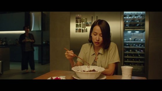 映画『パラサイト』でインスタントラーメンを食べるヨンギョ（チョ・ヨジョン）。　［写真　ＣＪ　ＥＮＭ］