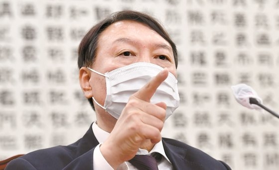 尹錫悦検察総長が先月２２日、国会法制司法委員会の大検察庁国政監査で議員の質問に答えている。オ・ジョンテク記者
