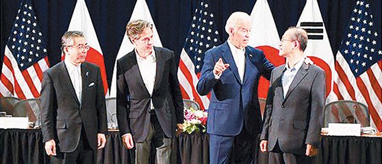 ２０１６年に開かれた韓日米次官級協議で、当時のバイデン米副大統領（右側から２人目）が林聖男（イム・ソンナム）外交部次官（右）と話している。　［写真＝在韓米国大使館］