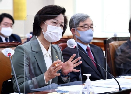 秋美愛（チュ・ミエ）法務部長官が５日、ソウル汝矣島の国会で開かれた法制司法委員会全体会議で議員の質問に答えている。右側は崔在亨（チェ・ジェヒョン）監査院長。　オ・ジョンテク記者