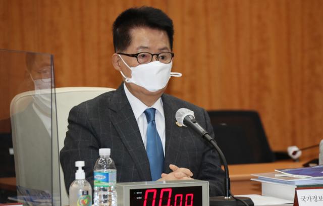 韓国の朴智元国家情報院長。