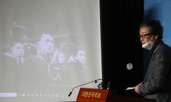 金元雄光復会長が２０日、国会疎通館で愛国歌を作曲した安益泰の親日行跡を説明する資料を公開した。光復会関係者がナチスドイツ音楽会の映像資料を説明している。オ・ジョンテク記者