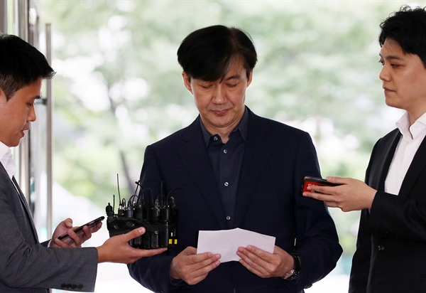 ２０１９年９月１日、当時法務部長官候補者だったチョ・グク氏が、ソウル鍾路区積善（チョンノグ・チョクソン）の現代ビルに設けられた人事聴聞会準備事務室に出勤し、取材陣の質問を受けている様子。（写真　連合ニュース）