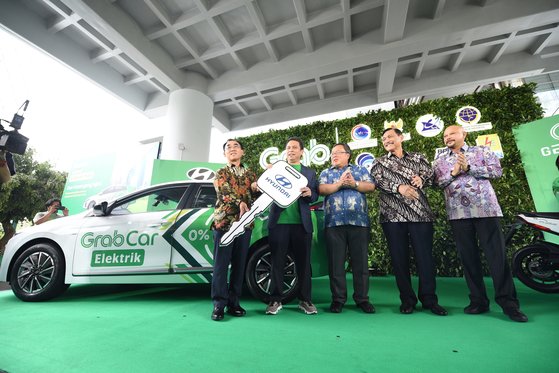 現代自動車は去年の１２月、東南アジアの最大級車両共有サービス、「Ｇｒａｂ」に自社のアイオニックエレクトロニクスを提供した（写真　現代自動車）