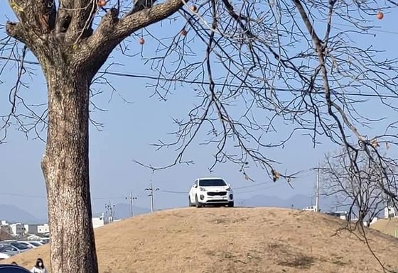 １５日午後、慶北慶州市のチョクセム地区のある古墳の上に駐車されているＳＵＶの姿。［インターネットコミュニティ『ボべドリム』　キャプチャー］