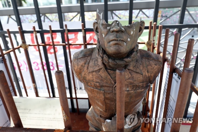 ６月４日午前、光州東区の５・１８民主広場に設置された「全斗煥の恥辱の銅像」が市民らの殴打により破損した。［写真　聯合ニュース］