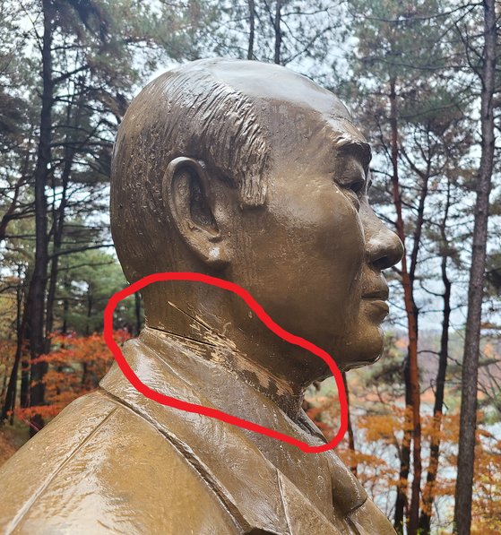 【写真】ノコギリで切りつけられた全斗煥像の首の部分