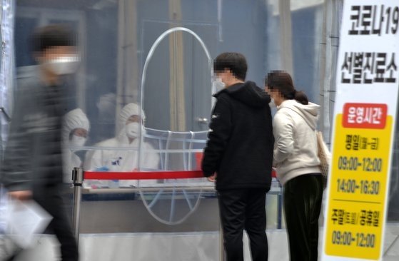 18日、大田市（テジョンシ）のある保健所の新型肺炎選別診療所で医療スタッフが市民を検査している。フリーランサーのキム・ソンテ
