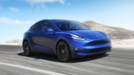 電気自動車トップのテスラが３年ぶりに発売した電気ＳＵＶの「モデルＹ」。普及型電気自動車であるモデル３と部品の７５％を共有する。［写真　テスラ］