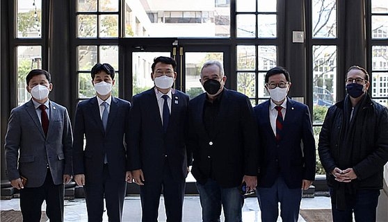 左から２人目から「共に民主党」の尹建永議員、宋永吉国会外交統一委員長、カート・キャンベル氏、金漢正議員が記念撮影をしている。［写真　宋永吉議員室］