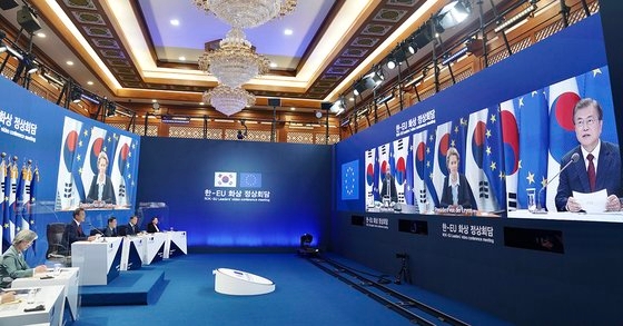 韓国青瓦台のテレビ会議場の風景［写真　青瓦台提供］