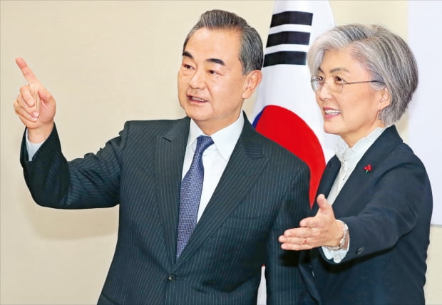 韓国外交部の康京和長官（右）と中国の王毅外相