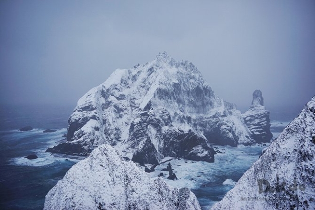 独島の雪景色。東島チョンジャン窟の上部から眺めた西島の様子だ。［写真　韓国外交部］
