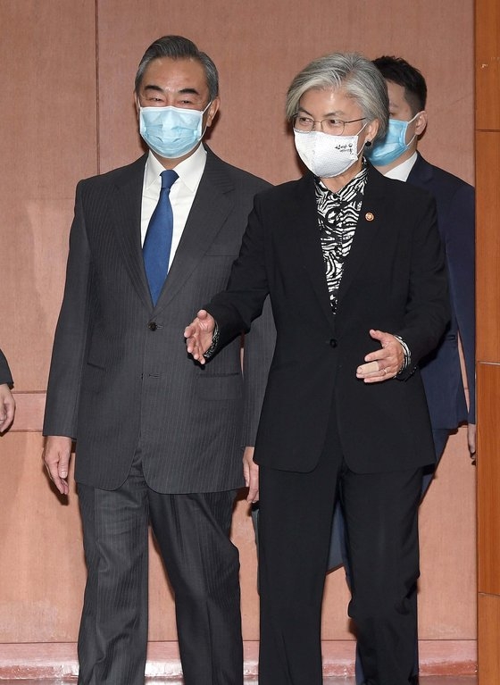 ２６日、韓国外交部を訪問した王毅中国外相が康京和長官の案内を受けている。この日、王外相の遅刻により会談が２５分遅れて始まった。［写真　共同取材団］