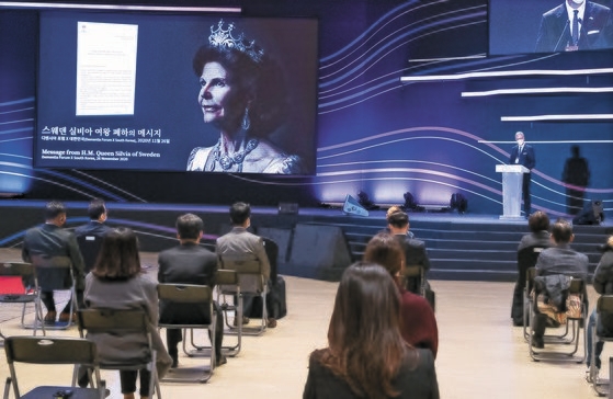 ２６日、ソウルＣＯＥＸで行われた「ディメンシア・フォーラム・エクス（ＤＦｘ）コリア」で、ヤコブ・ハルグレン駐韓スウェーデン大使がシルヴィア王妃の祝電を読んでいる。　イム・ヒョンドン記者