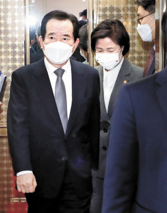 丁世均首相（左）と秋美愛法務部長官が１日、政府ソウル庁舎で開かれた国務会議に参加している。キム・ソンニョン記者