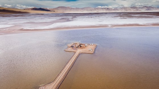 ポスコがアルゼンチンの塩湖でリチウムの埋蔵量を測定するための探査をしている。　写真＝ポスコ