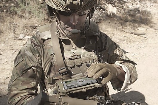 サムスン電子が米国防総省と共同で開発したギャラクシーＳ２０戦術用（ＴＥ）。手袋を着用した状態でも操作できる。　［サムスン電子］
