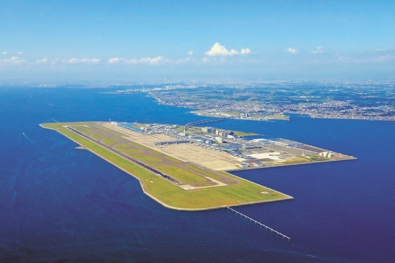 中部国際空港は伊勢湾東部の人工島に造成されている。［写真＝中部国際空港株式会社］
